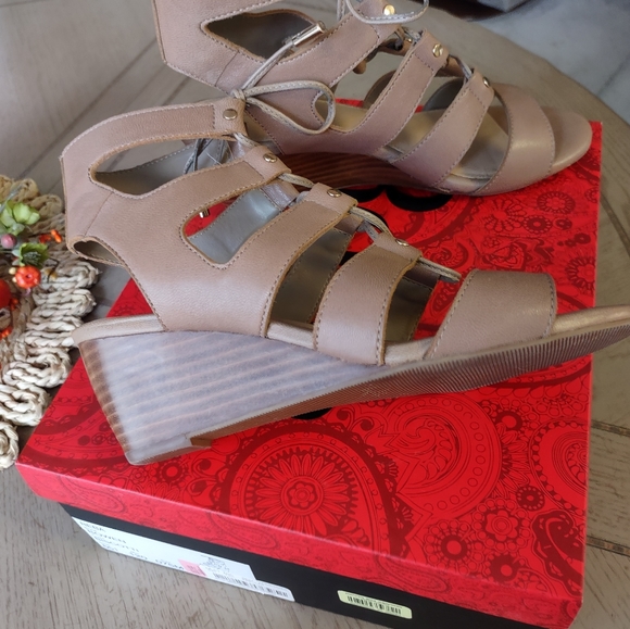 Reba Gladiator Sandals. Like New. Size 7.5 - Picture 3 of 8